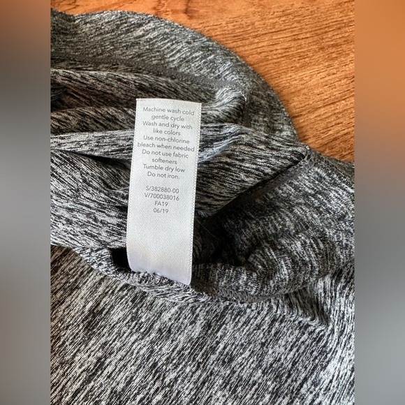 Athleta Uptempo Long Sleeve Top. Like New. Size Small. Gray. - Picture 5 of 7